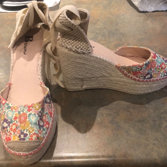 Floral Wedges Sz9 Like New - Picture 2 of 6